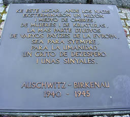 Placa conmemorativa en sefardí en Auschwitz II - Birkenau